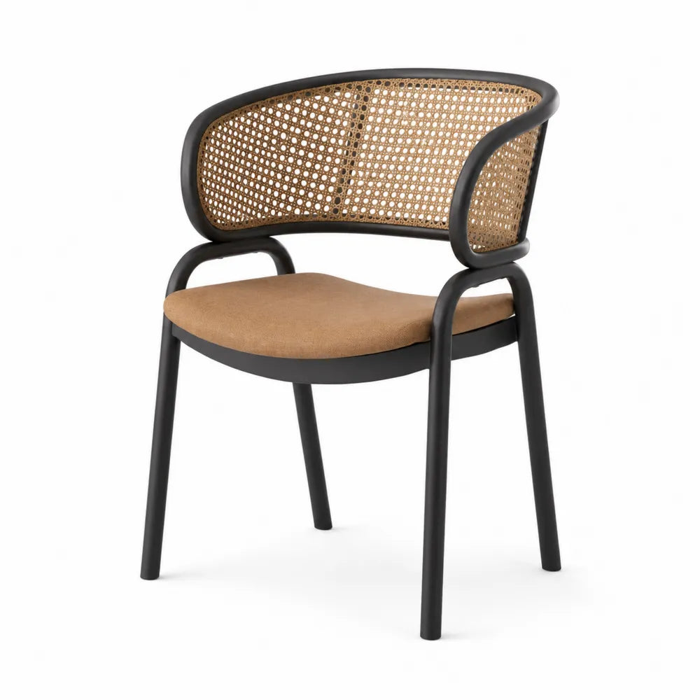 Chaise en métal noir avec dossier en rotin et assise en tissu marron